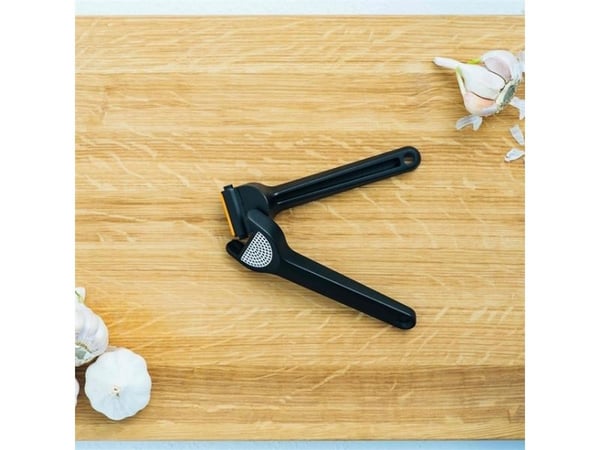 Fiskars 1028361, Vitlökspress med handtag, Svart, 75 mm, 163 mm, Finland, 1 styck