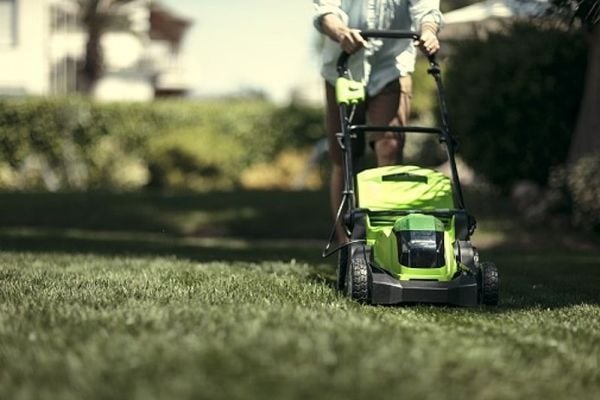 Greenworks 2504707UB 40 V batteri gressklipper - Inkl. 4 Ah batteri og lader