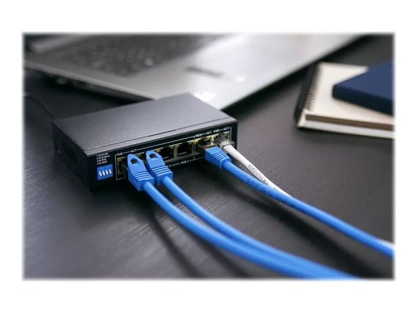 Extralink EUROS - V2 - switch - ohanterad - 4 x 10/100 (PoE+) + 2 x 10/100 (upplänk) - skrivbordsmodell - PoE+ (60 W)