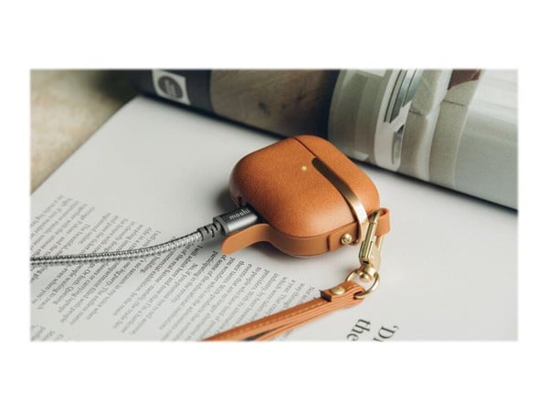 Moshi Pebbo Luxe - Eske for ladeboks for tådløse ørepropper - veganlær - karamellbrun - for Apple AirPods (3. generasjon)