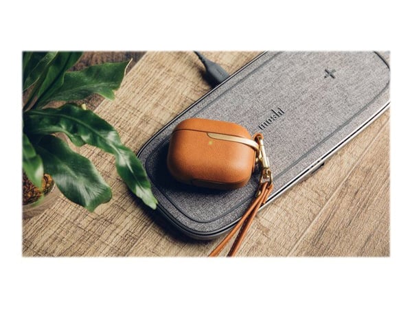 Moshi Pebbo Luxe - Eske for ladeboks for tådløse ørepropper - veganlær - karamellbrun - for Apple AirPods (3. generasjon)