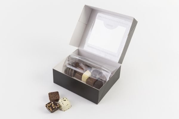 Kageæske, Design 2153,125x125x50mm Pap, sort, Chocolate box with window pakke a 200 stk Fødevaregodk