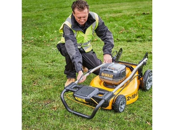 Akkukäyttöinen ruohonleikkuri Dewalt DCMW564P2