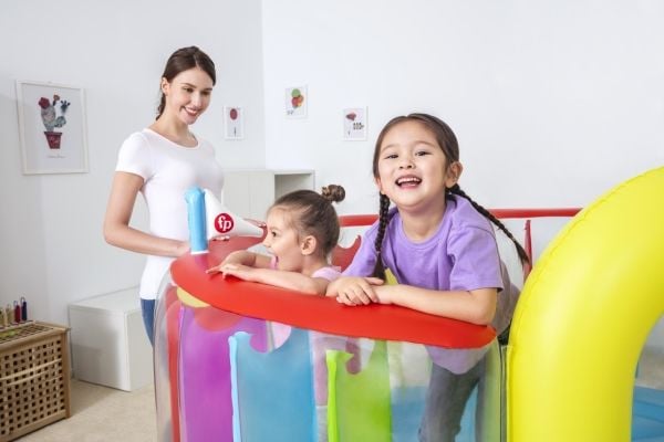 Bestway 93561 - Fisher-Price Hoppeslott 226 x 175 x 138 cm inkl. elektrisk pumpe
