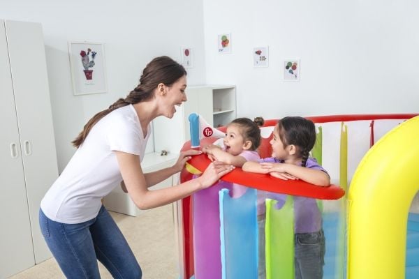 Bestway 93561 - Fisher-Price Hoppeslott 226 x 175 x 138 cm inkl. elektrisk pumpe
