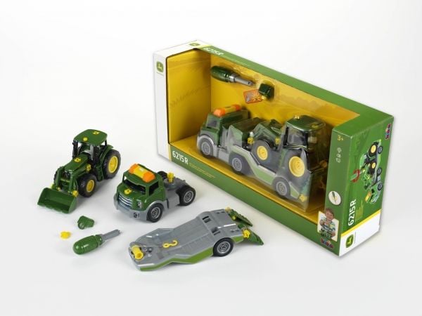 KLEIN John Deere vändande traktor på släp 3908