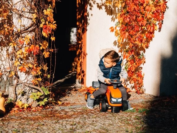 FALK Baby Kubota-ajotraktori perävaunulla, haravalla ja lapiolla (808-022)