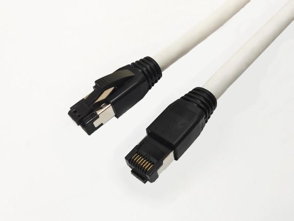 MicroConnect – Patch-kaapeli – RJ-45 (uros) – RJ-45 (uros) – 1,5 m – S/FTP – CAT 8.1 – halogeeniton, kierteetön – valkoinen