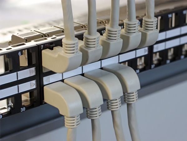 Delock - Koblingskabel - RJ-45 (hann) til RJ-45 (hann) - 1 m - SFTP - CAT 5e - formstøpt, 90° kontakt - grå