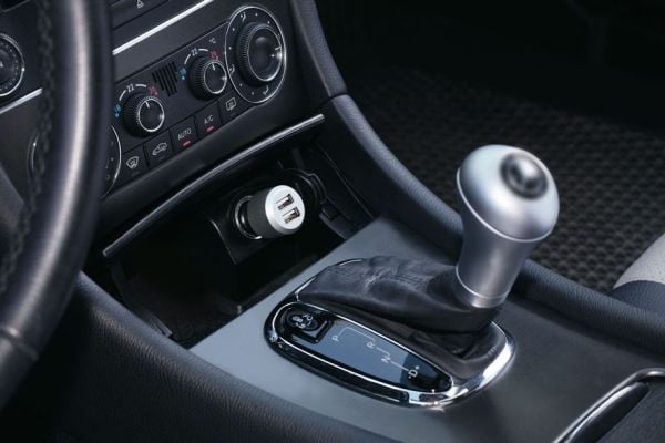 JustMobile Highway Max - Autovirtasovitin - 2,1 A - 2 lähtöliitäntää (USB) - kaapelissa: Micro-USB