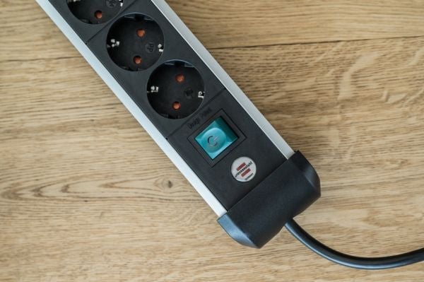 Brennenstuhl Premium-Alu-Line pistorasia 6-tie 3m, jossa on USB-lataustoiminto