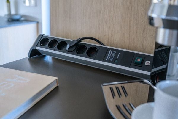 Brennenstuhl Alu-Office-Line 60.000A Ylijännitesuoja pistorasia USB:llä varustettuna