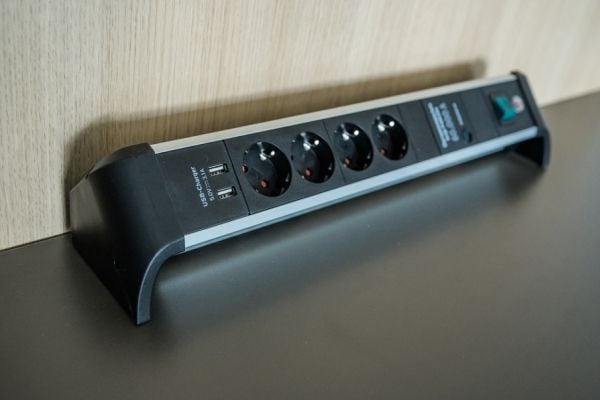 Brennenstuhl Alu-Office-Line 60.000A Ylijännitesuoja pistorasia USB:llä varustettuna