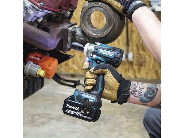 MAKITA SLAGSNØKKEL 18V 1/2"330Nm 2x5,0Ah KOFFERT MAKPAC DTW301RTJ
