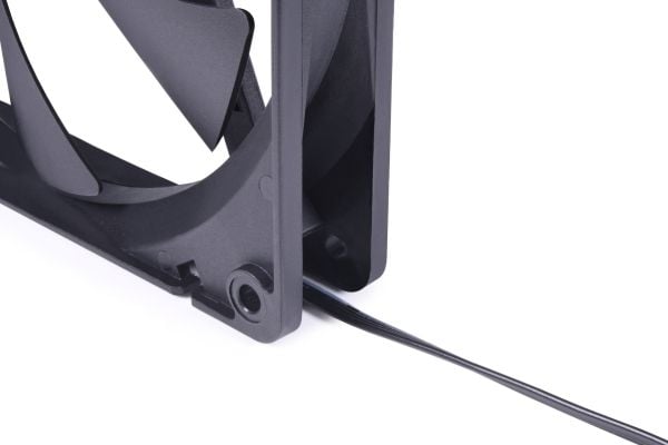 Alphacool Core PWM -tuuletin 2500 rpm - 140 mm - musta