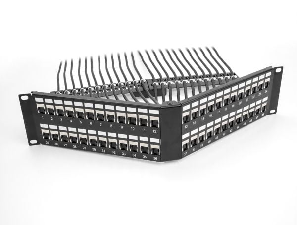 Delock 19? Keystone patchpanel 48 port med avlastningsskinne 2 U vinklet svart
