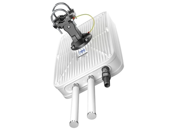 QuWireless AX50MO, 4 dBi, 0,617-0,96/1,7-2,2/2,2-2,7/3,3-3,8; 2,4-2,5/4,7-6, 3/4 dBi, 6 dBi, 7 dBi, 50 ohmia (O)