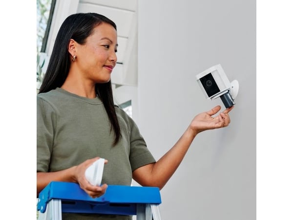 Ring Spotlight Cam Plus Battery - Nettverksovervåkingskamera - utendørs - værbestandig - farge (Dag og natt) - 1080p - lyd - trådløs - Wi-Fi