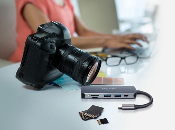 D-Link DUB-2325 - Hub - med kortleser - 2 x SuperSpeed USB 3.0 + 1 x USB-C - stasjonær