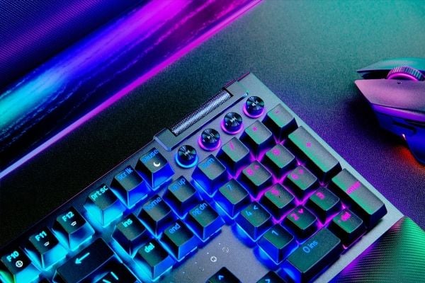 Razer BlackWidow V4 Pro - Tastatur - bakgrunnsbelyst - USB - QWERTY - USA - tastsvitsj: Razer Yellow