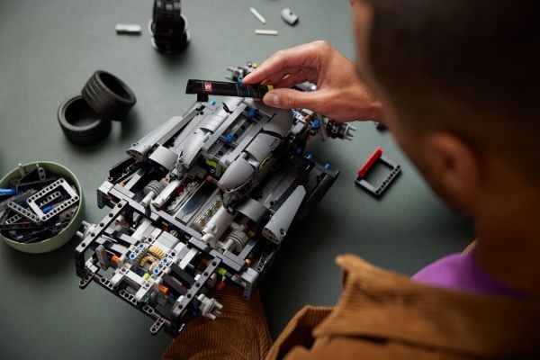 LEGO Technic 42156 PEUGEOT 9X8 24H Le Mans Hybrid Hypercar
