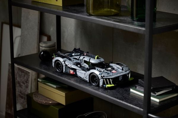 LEGO Technic 42156 PEUGEOT 9X8 24H Le Mans Hybrid Hypercar
