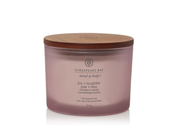Chesapeake Bay Scented candle with wooden lid - Cranberry Dahlia