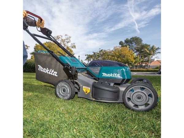 Makita DLM532PT4 - Gressklipper - trådløs - 18 V - 5 Ah - 4 batterier, inkludert lader - 2300-2800 rpm - 53 cm - 42.8 kg