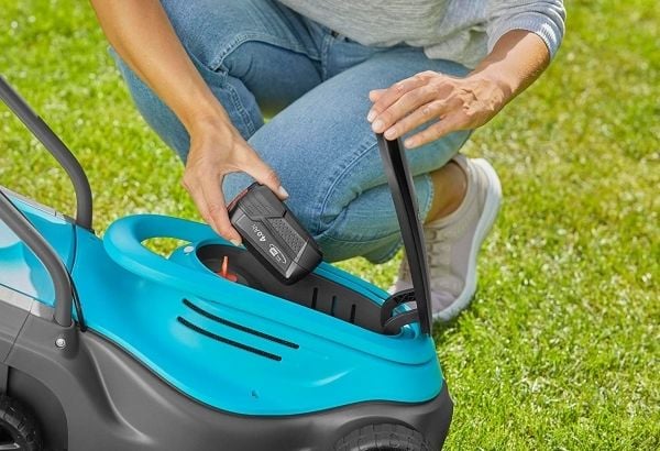 Gardena PowerMax 30/18V - Set - gressklipper - trådløs - 18 V - 4 Ah inkludert lader - 30 cm - 8.6 kg
