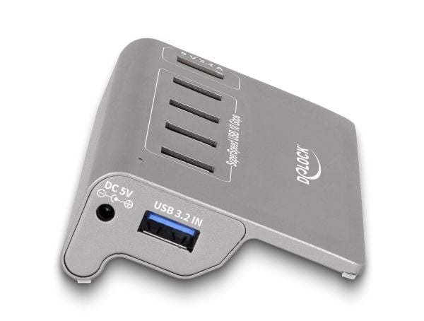 Delock USB 10 Gbps -keskitin, jossa on 4 USB Type-A-porttia + 1 pikalatausportti, sis. virtalähteen