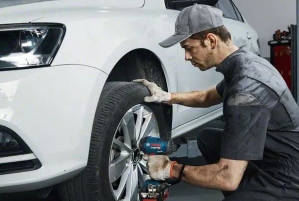BOSCH. 18 VOLTIN SARJA (GSB 18V-50 + GDS18 V-400)