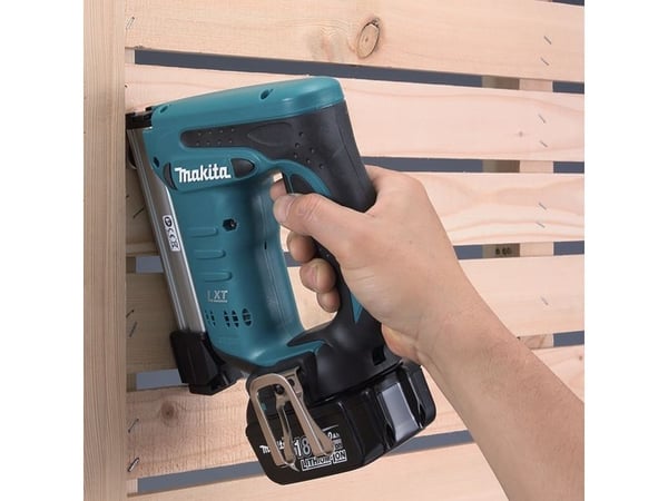 Makita DST221 - Stiftepistol - trådløs - uten batteri - 18 V - SOLO