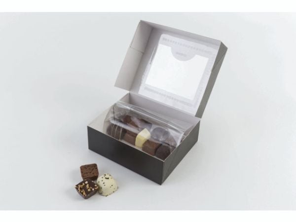 Kageæske, Design 2153,125x125x50mm Pap, sort, Chocolate box with window pakke a 200 stk Fødevaregodk