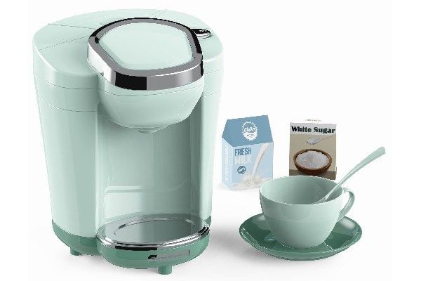 Elektrisk espressomaskin med kaffekopp og tilbehør
