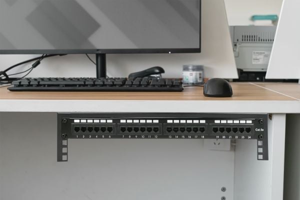 DIGITUS seinäkiinnityskehys musta 19'' kiinnike/4HE/194x504x151mm