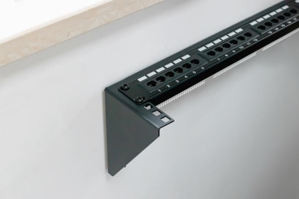 DIGITUS seinäkiinnityskehys musta 19'' kiinnike/4HE/194x504x151mm