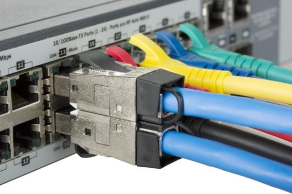 METZ CONNECT - Nettverkkontakt - RJ-45 (hann) straight - skjermet - halogenfri, uten hindringer - rød