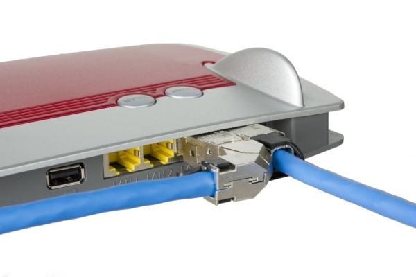 METZ CONNECT - Nettverkkontakt - RJ-45 (hann) straight - skjermet - halogenfri, uten hindringer - rød