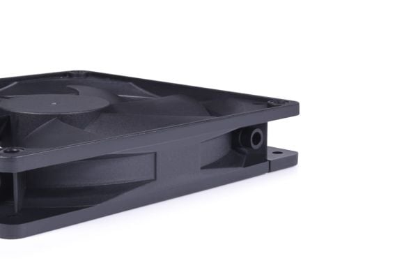 Alphacool Core PWM -tuuletin 3200 rpm - 140 mm - musta