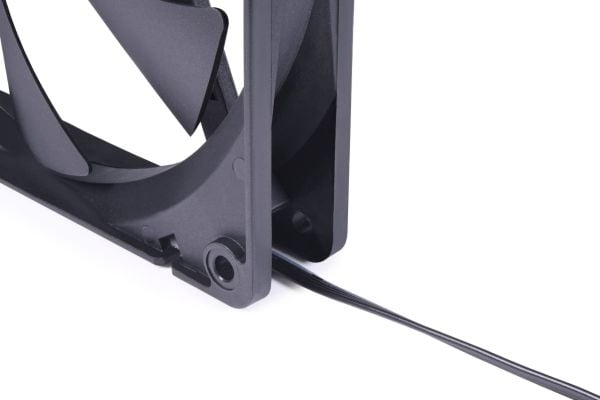 Alphacool Core PWM -tuuletin 3200 rpm - 140 mm - musta