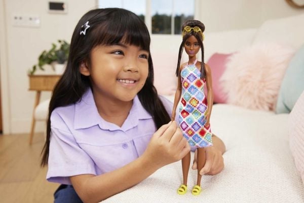 Barbie Fashionistas-dukke i fargerik kjole