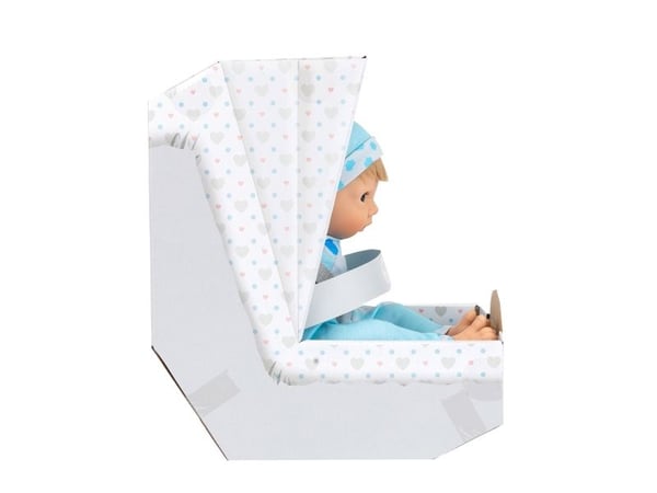 Dukke med blondt hår og flodhest outfit