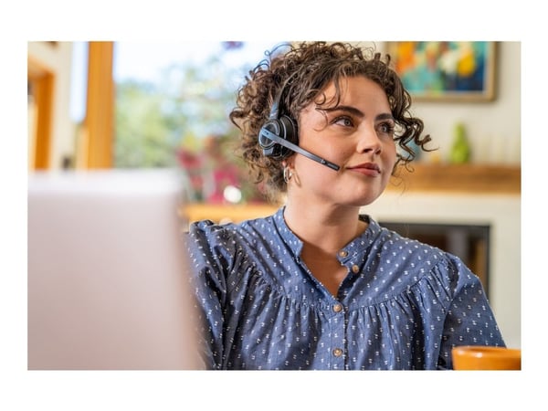 HP Poly Savi 8210 UC - Savi 8200 series - hodesett - on-ear - DECT / Bluetooth - trådløs - aktiv støydemping - USB-A via Bluetooth-adapter - svart ...
