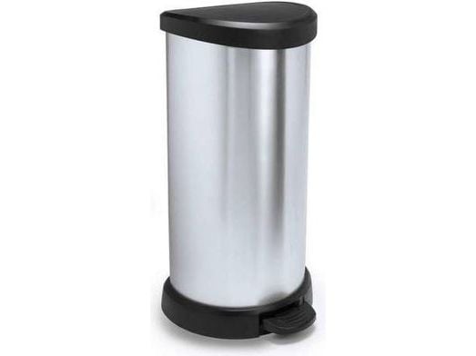 Metallinen jäteastia, jossa on Curver 40L poljin