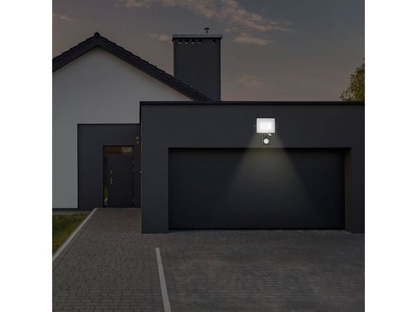 V-TAC 30W LED-projektør 3000K (varmhvit), bevegelsessensor, svart hus, SAMSUNG LED-chip