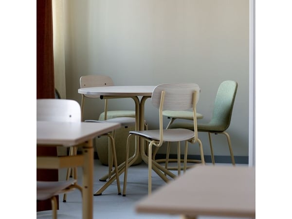 Bord Atlas 1133 Ø800x720mm, Hvidpigmenteret eg med gult understel