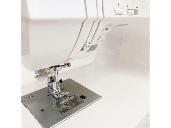 Singer Quantum Stylist 9960 ompelukone, 600 ommelta, 13 napinläpeä, LCD