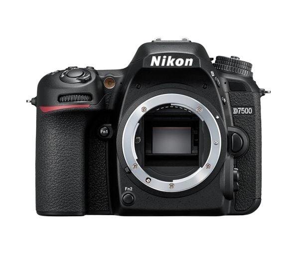 Nikon D7500 + AF-S DX NIKKOR 18-105 VR, 20,9 MP, 5568 x 3712 pixlar, CMOS, 4K Ultra HD, Pekskärm, Svart