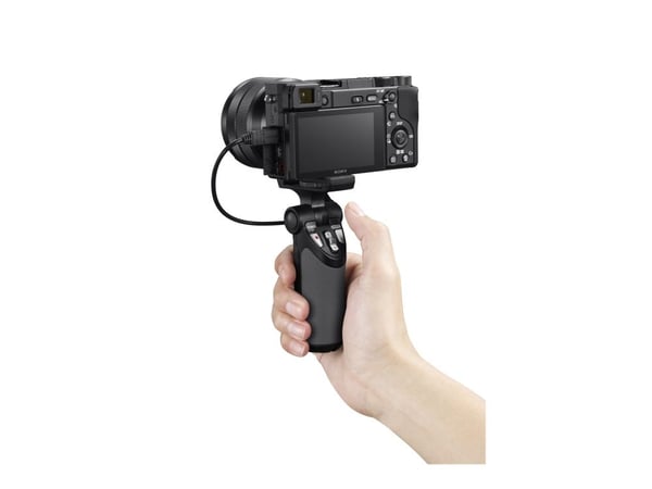 Sony a6400 ILCE-6400M - Digitalkamera - spegellöst - 24.2 MP - APS-C - 4 K / 30 fps - 7.5x optisk zoom E 18-135mm OSS lins - Wi-Fi, NFC, Bluetooth ...
