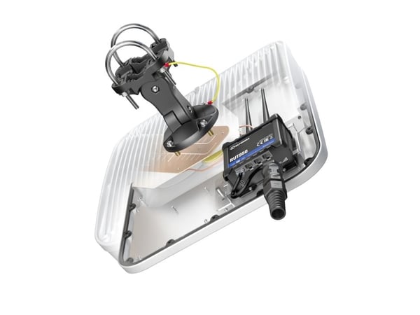 QuWireless QuMax XR LTE High Band, 13 dBi, 0.694-0.96/ 2.3-2.7 GHz, 13 dBi, 50 O, 30°, 30°
